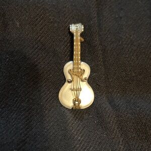 Gold tone violin Brooch